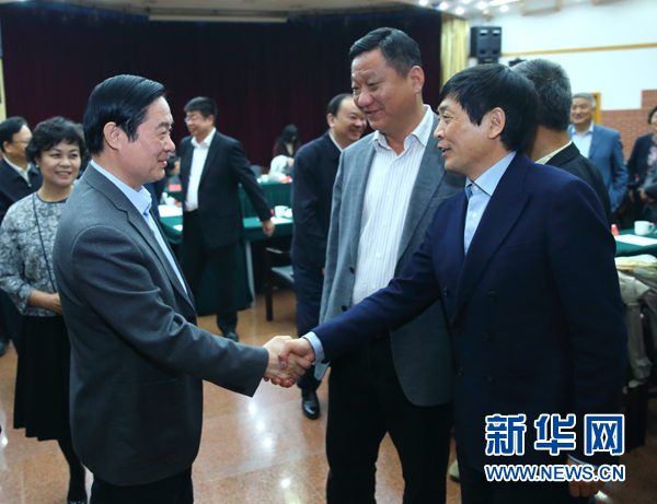 4月12日，中共中央政治局委員、中央書記處書記、中宣部部長劉奇葆在北京出席&ldquo;走向世界的中國兒童文學(xué)&rdquo;座談會并講話。這是座談會后，劉奇葆與國際安徒生獎獲得者、兒童文學(xué)作家曹文軒握手。新華社記者丁海濤攝