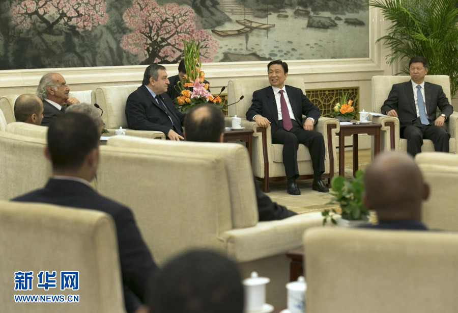 4月25日，國(guó)家副主席李源潮在北京人民大會(huì)堂會(huì)見(jiàn)出席&ldquo;中國(guó)－阿拉伯國(guó)家政黨對(duì)話會(huì)&rdquo;的外方代表。 新華社記者馬占成攝