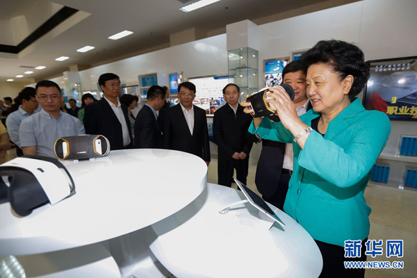 5月8日，中共中央政治局委員、國務(wù)院副總理劉延?xùn)|在天津出席2016年職業(yè)教育活動周啟動儀式暨全國職業(yè)院校技能大賽開幕式。這是劉延?xùn)|（右一）在天津廣播電視大學(xué)體驗區(qū)，通過全景VR設(shè)備體驗汽車修理培訓(xùn)課程。新華社記者 沈伯韓攝