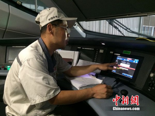 中車青島四方機(jī)車車輛股份有限公司高鐵調(diào)試高級(jí)技師周勇在演示調(diào)試過(guò)程。中新網(wǎng) 邱宇 攝