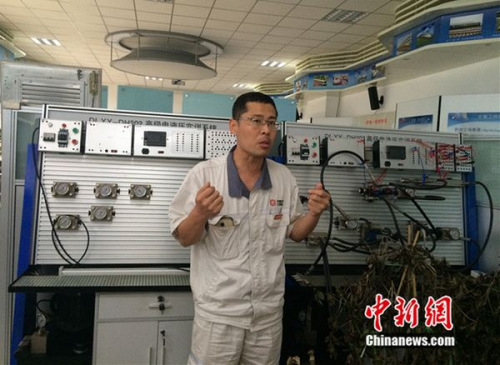 周勇在工作室介紹設(shè)備。中新網(wǎng) 邱宇攝