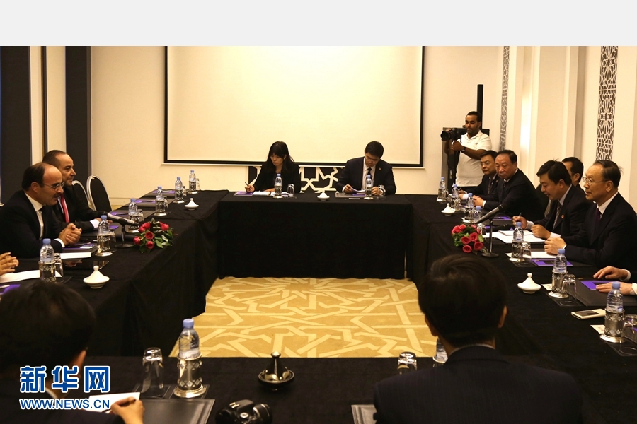 9月19日，在摩洛哥首都拉巴特，中共中央書(shū)記處書(shū)記、全國(guó)政協(xié)副主席杜青林（右一）會(huì)見(jiàn)摩洛哥真實(shí)性與現(xiàn)代黨總書(shū)記奧馬里（左一）。應(yīng)摩洛哥參議院邀請(qǐng)，中共中央書(shū)記處書(shū)記、全國(guó)政協(xié)副主席杜青林于18日至20日率中共代表團(tuán)訪摩，分別會(huì)見(jiàn)政府首腦本&middot;基蘭、參議長(zhǎng)本希馬、真實(shí)性與現(xiàn)代黨總書(shū)記奧馬里等。新華社記者劉鍇攝