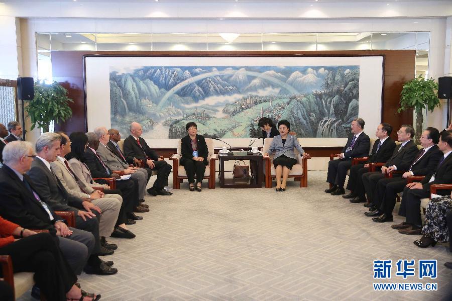 9月28日，國際醫(yī)學(xué)科學(xué)院組織2016年全體成員大會在北京舉行。國務(wù)院副總理劉延?xùn)|出席會議并作主旨報告。會前，劉延?xùn)|集體會見出席大會的主要嘉賓。新華社記者劉衛(wèi)兵攝 