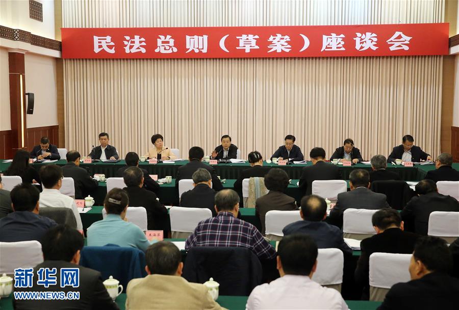 這是11月23日，張德江在成都主持召開(kāi)座談會(huì)，11個(gè)?。▍^(qū)、市）人大常委會(huì)負(fù)責(zé)同志、部分全國(guó)人大代表、法律工作者及專家學(xué)者參加會(huì)議。新華社記者 劉衛(wèi)兵 攝 