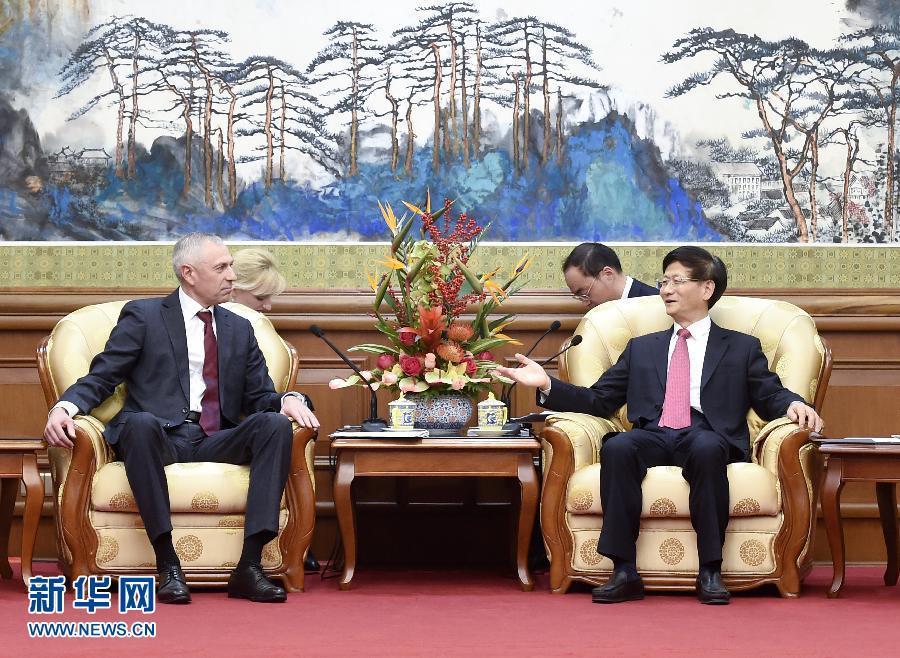 11月25日，中共中央政治局委員、中央政法委書(shū)記孟建柱在北京會(huì)見(jiàn)白俄羅斯總統(tǒng)辦公廳副主任米茨克維奇。 新華社記者燕雁攝 