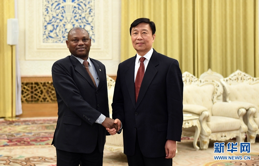 12月26日，國(guó)家副主席李源潮在北京會(huì)見圣多美和普林西比外交和海外僑民部部長(zhǎng)博特略。 新華社記者 張鐸 攝