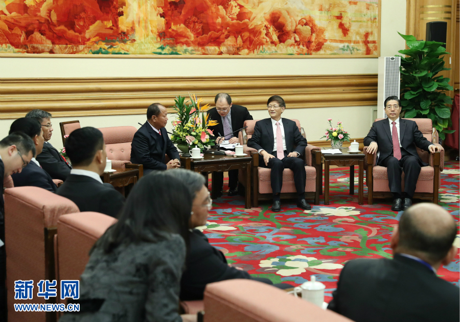 12月27日，中共中央政治局委員、中央政法委書記孟建柱在北京集體會(huì)見出席湄公河流域執(zhí)法安全合作機(jī)制成立五周年部長(zhǎng)級(jí)會(huì)議的各國(guó)代表團(tuán)團(tuán)長(zhǎng)。新華社記者 王曄 攝 