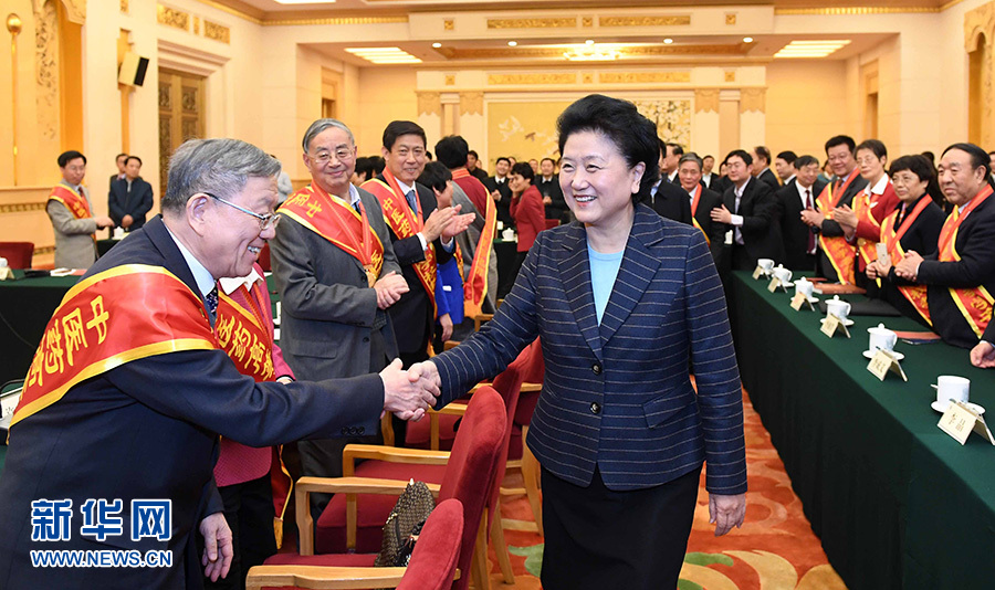 12月29日，中共中央政治局委員、國務(wù)院副總理劉延東在北京與中醫(yī)藥高等學校教學名師座談。這是座談會前，劉延東與獲得表彰的教師握手。新華社記者 張鐸 攝