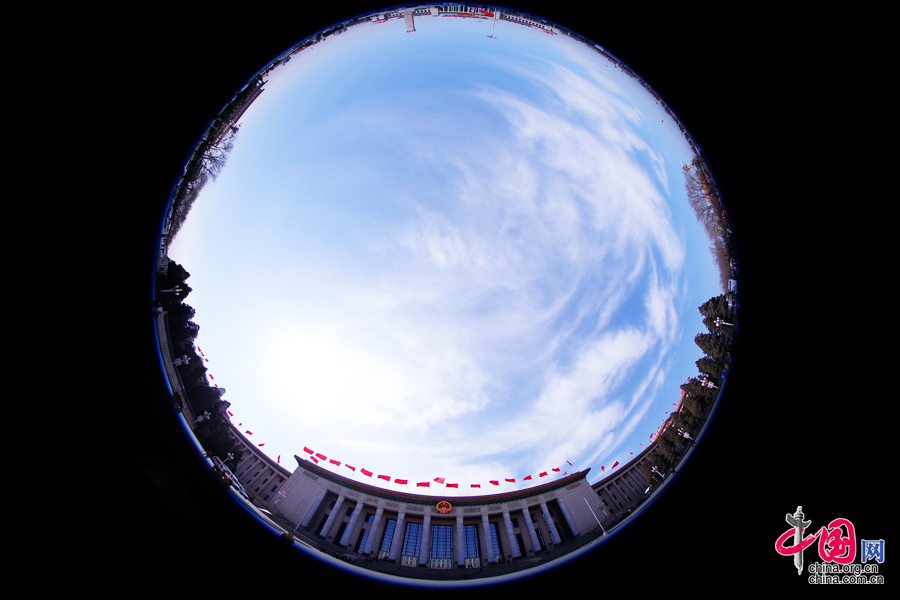  人民大會(huì)堂、天安門廣場(chǎng)、人民英雄紀(jì)念碑外部全景。中國(guó)網(wǎng) 鄭亮攝