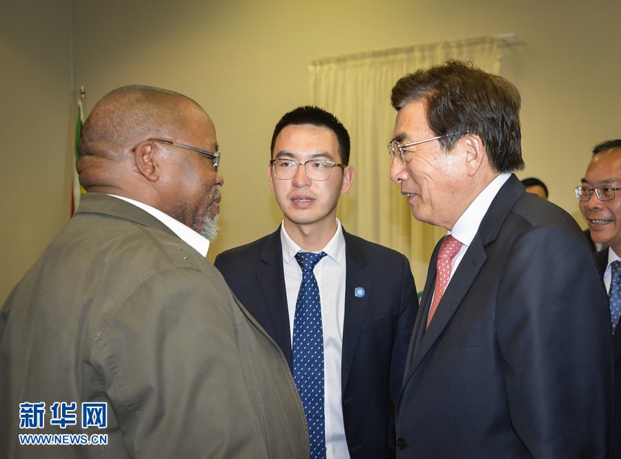 3月26日，中共中央政治局委員、北京市委書記郭金龍（前右）在南非約翰內(nèi)斯堡與執(zhí)政的南非非洲人國民大會(huì)總書記曼塔謝（前左）舉行工作會(huì)談。  新華社記者趙熙攝