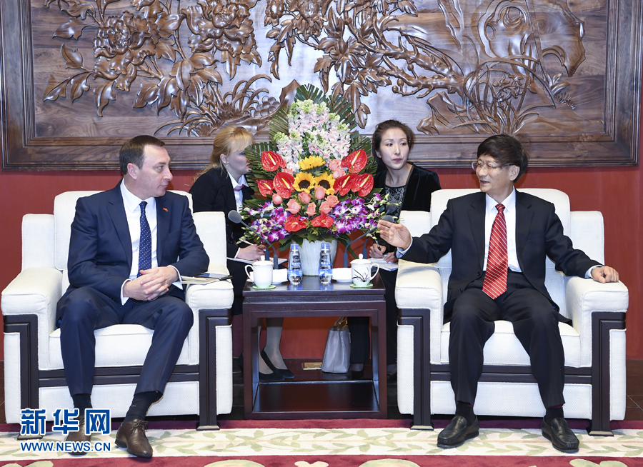 4月10日，中共中央政治局委員、中央政法委書記、中白政府間合作委員會(huì)中方主席孟建柱在北京會(huì)見白俄羅斯總統(tǒng)辦公廳副主任、中白政府間合作委員會(huì)白方主席斯諾普科夫。新華社記者 張領(lǐng) 攝