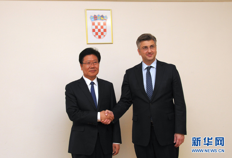 4月10日，克羅地亞民主共同體主席、政府總理普連科維奇（右）在薩格勒布會見中共中央政治局委員、中央黨的建設工作領導小組副組長張春賢。新華社記者薛群攝
