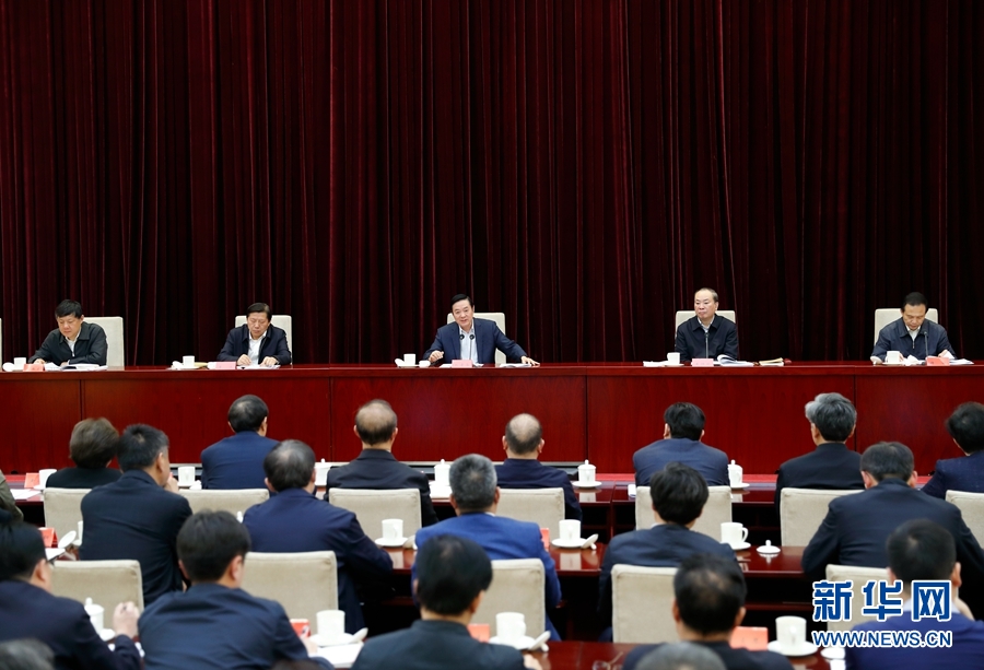 4月13日，中央宣傳部、中央政法委在北京召開貫徹落實(shí)《關(guān)于進(jìn)一步把社會(huì)主義核心價(jià)值觀融入法治建設(shè)的指導(dǎo)意見》電視電話會(huì)議。中共中央政治局委員、中央書記處書記、中宣部部長劉奇葆出席會(huì)議并講話。新華社記者丁海濤攝