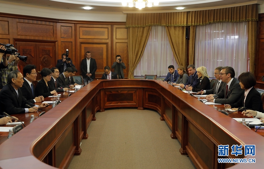 4月12日，塞爾維亞前進(jìn)黨主席、政府總理武契奇（右二）在貝爾格萊德會(huì)見(jiàn)中共中央政治局委員、中央黨的建設(shè)工作領(lǐng)導(dǎo)小組副組長(zhǎng)張春賢（左二）。新華社發(fā)（普雷德拉格&middot;米洛薩夫列維奇攝）