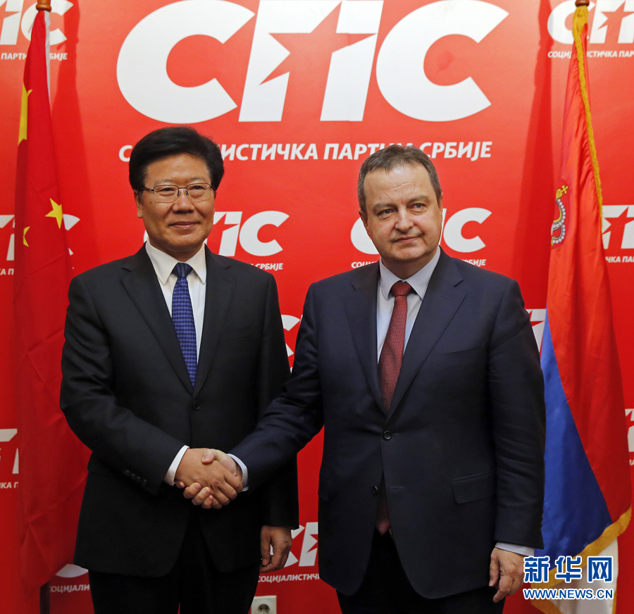 4月13日，中共中央政治局委員、中央黨的建設(shè)工作領(lǐng)導(dǎo)小組副組長(zhǎng)張春賢（左）在塞爾維亞貝爾格萊德會(huì)見(jiàn)塞社會(huì)黨主席、政府第一副總理兼外長(zhǎng)達(dá)契奇。新華社發(fā)（普雷德拉格&middot;米洛薩夫列維奇攝）