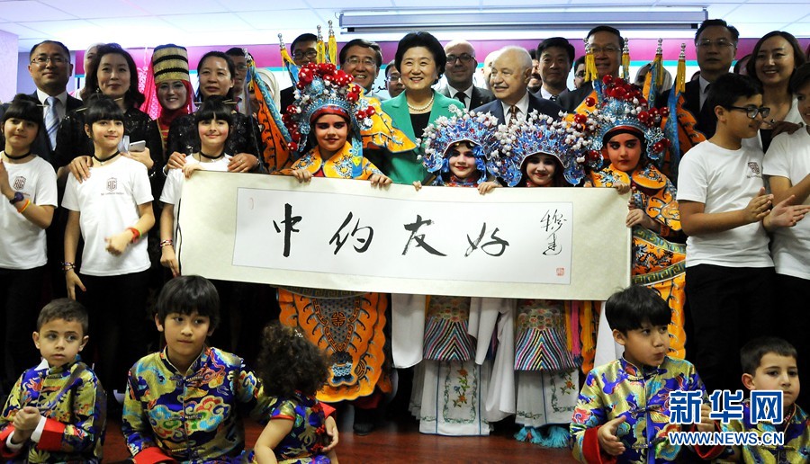 4月20日，在約旦首都安曼，中國(guó)國(guó)務(wù)院副總理劉延?xùn)|（中）考察TAG孔子學(xué)院。 新華社記者林曉蔚攝