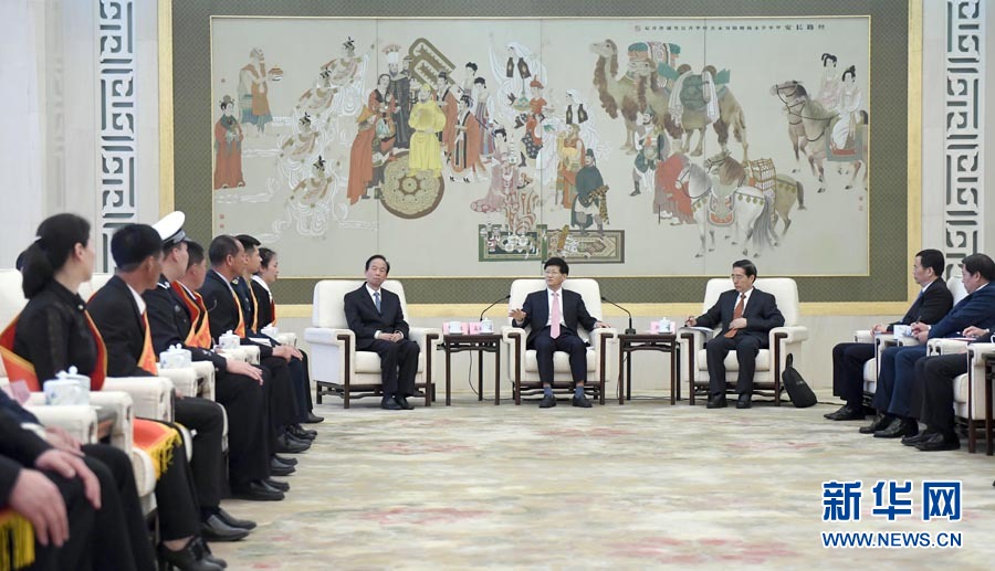 4月24日，第十三屆全國(guó)見(jiàn)義勇為英雄模范表彰大會(huì)在北京人民大會(huì)堂召開(kāi)。會(huì)前，中共中央政治局委員、中央政法委書(shū)記孟建柱與見(jiàn)義勇為英雄模范及家屬代表座談。國(guó)務(wù)委員、公安部部長(zhǎng)郭聲琨出席座談會(huì)并在表彰大會(huì)上講話。新華社記者 張鐸 攝