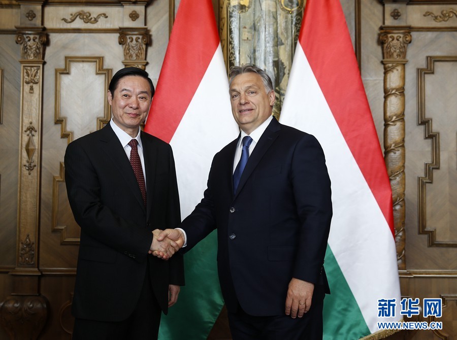 4月24日，在匈牙利首都布達(dá)佩斯，匈牙利總理、青民盟主席歐爾班（右）會(huì)見中共中央政治局委員、中央書記處書記、中宣部部長(zhǎng)劉奇葆。新華社記者葉平凡攝