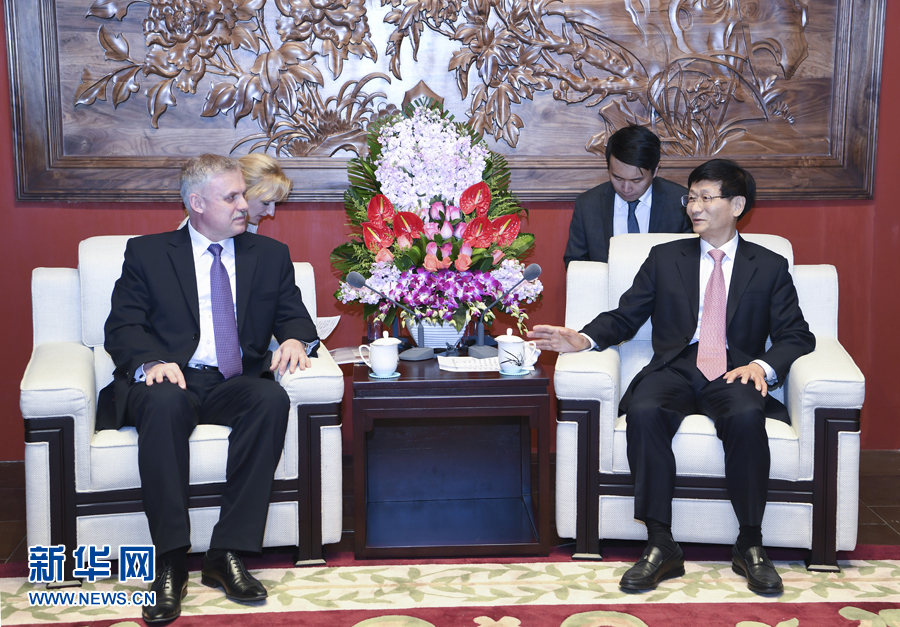 4月26日，中共中央政治局委員、中央政法委書記孟建柱在北京會(huì)見(jiàn)白俄羅斯安全會(huì)議國(guó)務(wù)秘書扎西。 新華社記者 張領(lǐng) 攝