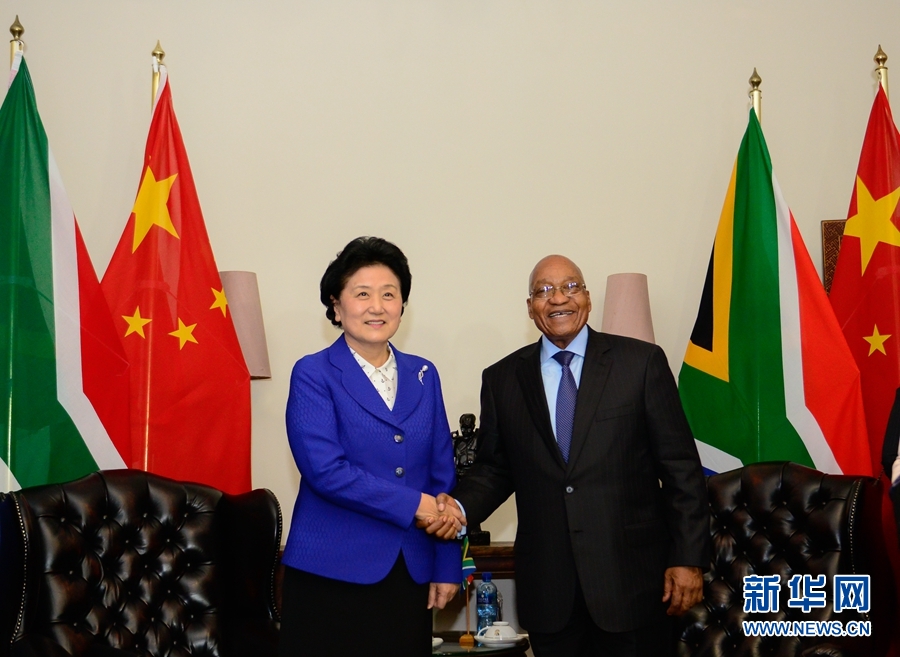 4月25日，南非總統(tǒng)祖馬（右）在比勒陀利亞總統(tǒng)官邸會見正在對南非進(jìn)行正式訪問并出席中南高級別人文交流機(jī)制首次會議的中國國務(wù)院副總理劉延?xùn)|。 新華社記者 翟健嵐 攝