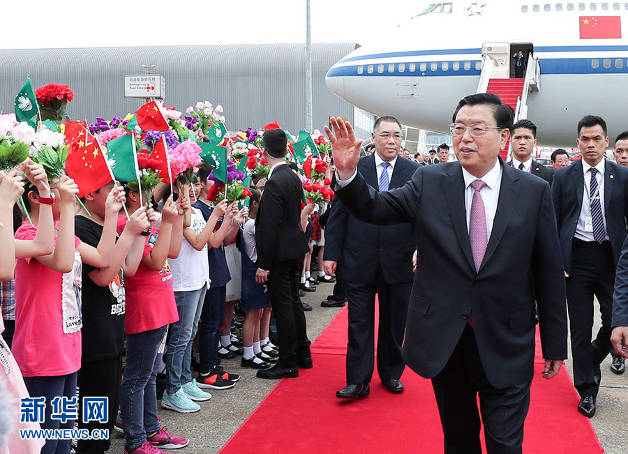 5月8日至10日，中共中央政治局常委、全國(guó)人大常委會(huì)委員長(zhǎng)張德江視察澳門(mén)特別行政區(qū)。這是5月8日，張德江抵達(dá)澳門(mén)國(guó)際機(jī)場(chǎng)。 新華社記者龐興雷 攝 