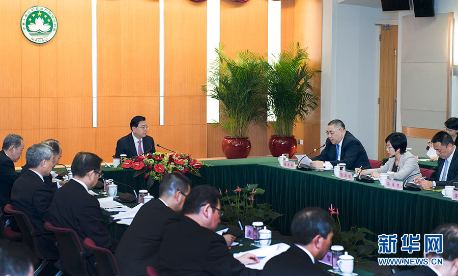 5月8日至10日，中共中央政治局常委、全國(guó)人大常委會(huì)委員長(zhǎng)張德江視察澳門(mén)特別行政區(qū)。這是5月8日，張德江聽(tīng)取澳門(mén)特別行政區(qū)政府工作匯報(bào)。新華社記者 李學(xué)仁 攝