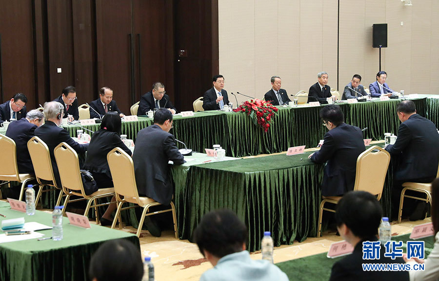 5月8日至10日，中共中央政治局常委、全國(guó)人大常委會(huì)委員長(zhǎng)張德江視察澳門(mén)特別行政區(qū)。這是5月10日，張德江與教育工作者和學(xué)生代表座談。新華社記者 龐興雷 攝