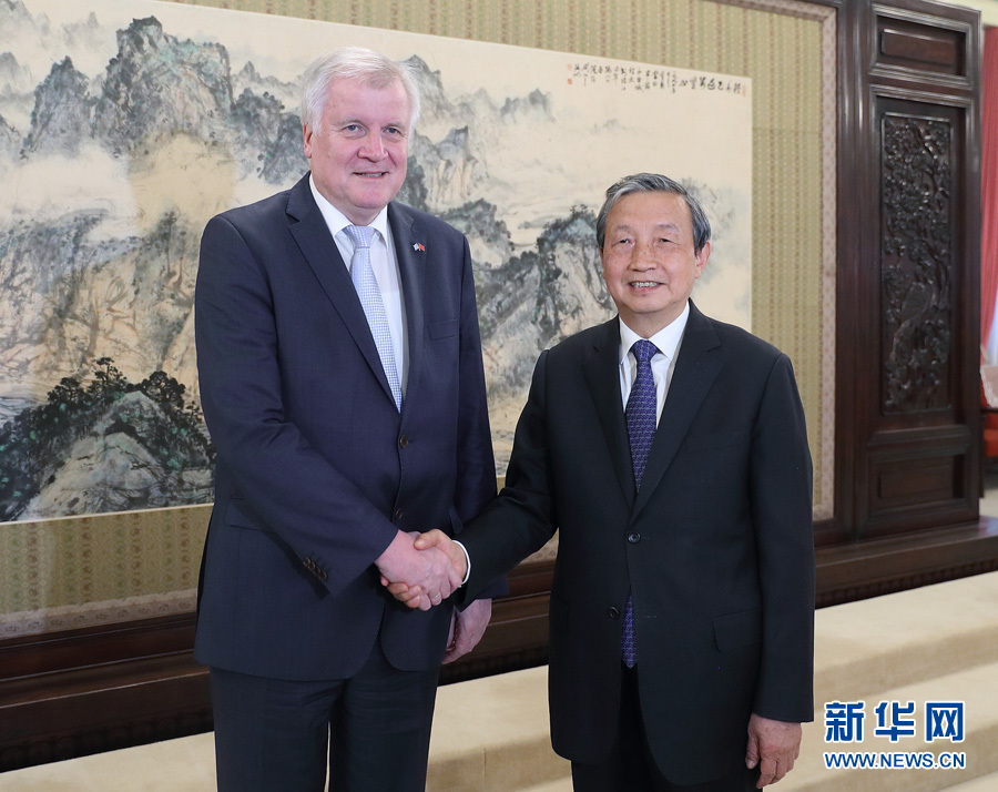 5月10日，國務(wù)院副總理馬凱在北京中南海紫光閣會見德國巴伐利亞州州長、基社盟主席霍斯特&middot;澤霍費(fèi)爾一行。 新華社記者王曄攝