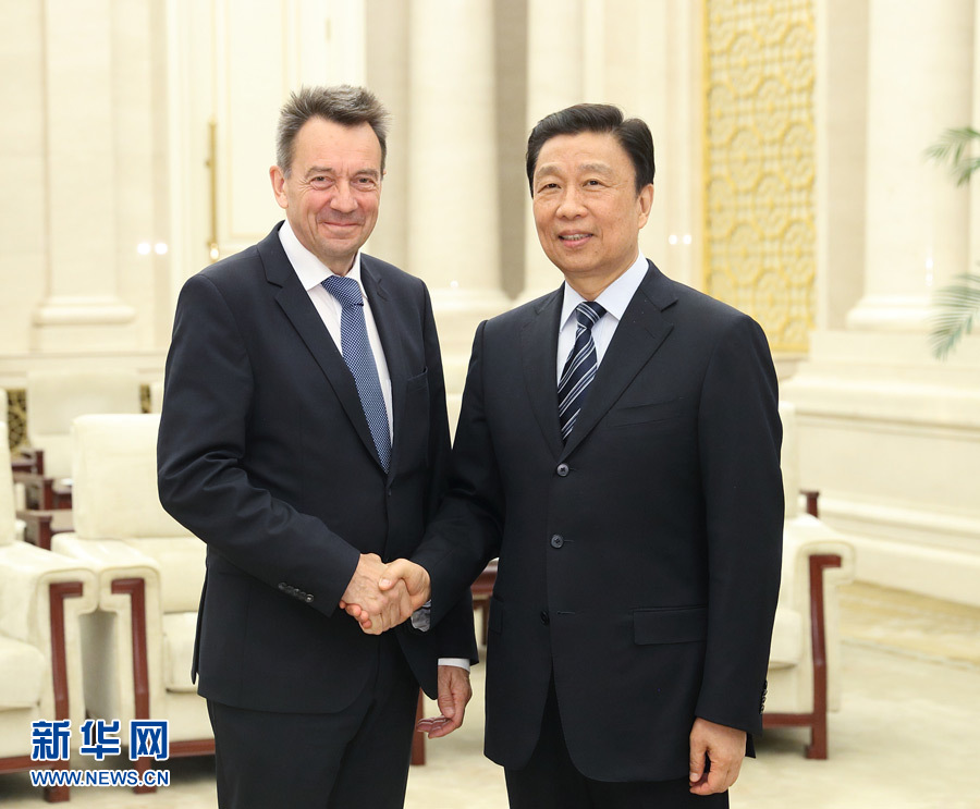 5月15日，國(guó)家副主席、中國(guó)紅十字會(huì)名譽(yù)會(huì)長(zhǎng)李源潮在北京會(huì)見來(lái)華出席&ldquo;一帶一路&rdquo;國(guó)際合作高峰論壇的紅十字國(guó)際委員會(huì)主席莫雷爾。新華社記者 王曄 攝