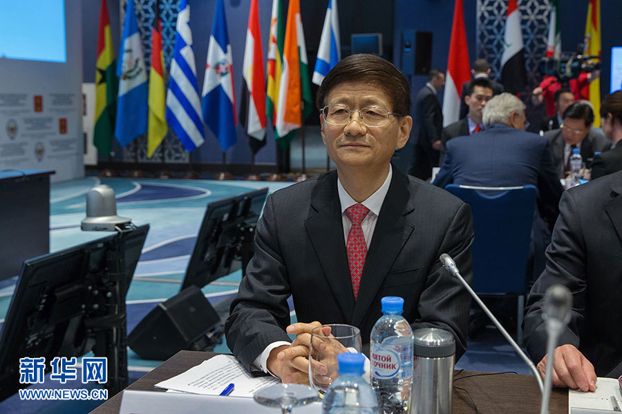 5月24日，在俄羅斯扎維多沃，中共中央政治局委員、中央政法委書記孟建柱出席國際安全事務(wù)高級(jí)代表會(huì)議。 5月24日，中共中央政治局委員、中央政法委書記孟建柱在俄羅斯出席國際安全事務(wù)高級(jí)代表會(huì)議，就加強(qiáng)國際執(zhí)法安全合作、防范打擊恐怖主義作主旨發(fā)言。來自95個(gè)國家和國際組織的代表參加會(huì)議。新華社記者白雪騏攝