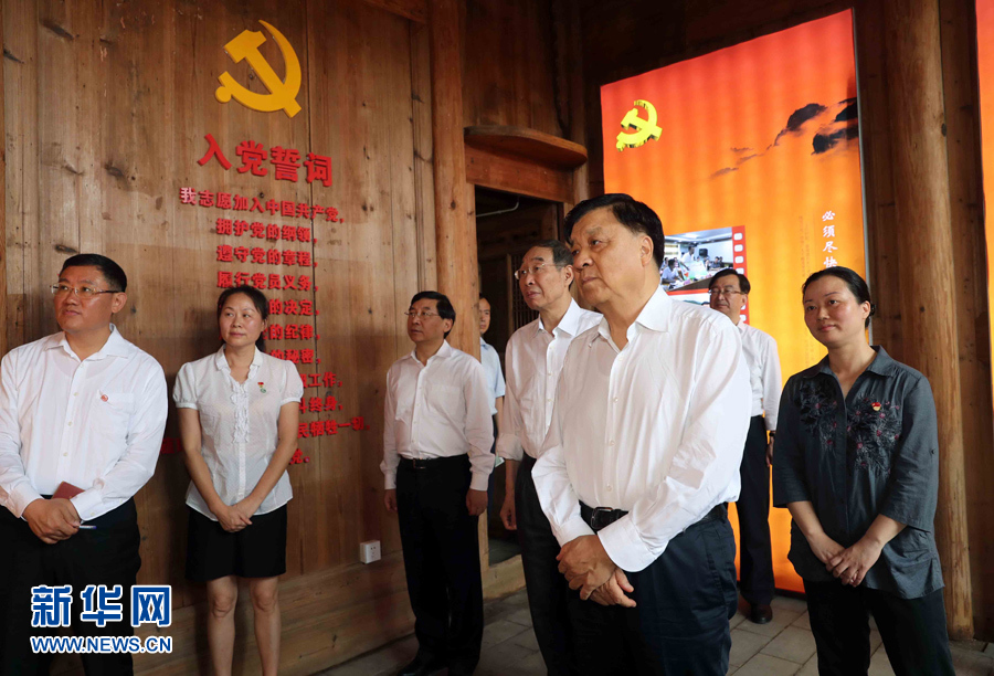 6月8日至10日，中共中央政治局常委、中央書記處書記劉云山在福建調研。這是6月9日，劉云山專程來到政和縣石圳村，深入了解廖俊波的事跡。新華社記者 劉衛(wèi)兵 攝
