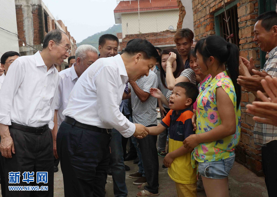 6月8日至10日，中共中央政治局常委、中央書記處書記劉云山在福建調研。這是6月9日，劉云山在福安市溪邳村走訪群眾家庭。新華社記者 劉衛(wèi)兵 攝