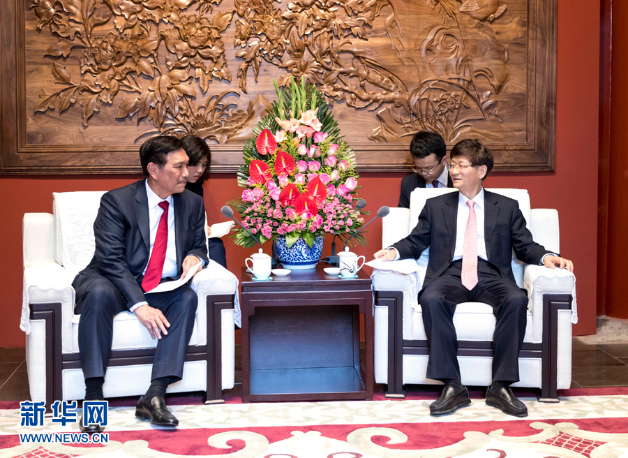 6月15日，中共中央政治局委員、中央政法委書記孟建柱在北京會(huì)見印尼總統(tǒng)特使、海洋統(tǒng)籌部長(zhǎng)盧胡特。   新華社記者 丁海濤攝