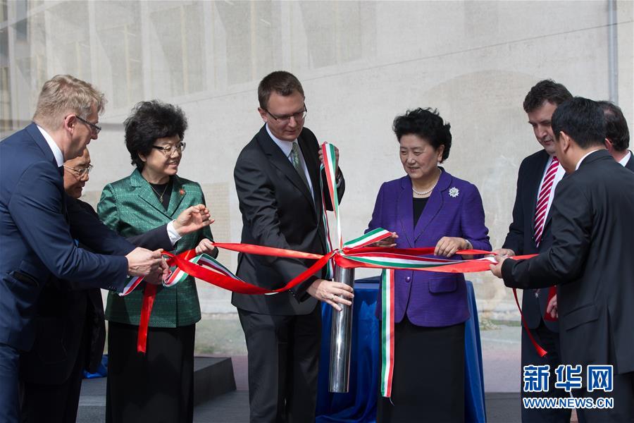 6月18日，在匈牙利布達(dá)佩斯，中國國務(wù)院副總理劉延?xùn)|在考察匈牙利塞梅爾維斯醫(yī)科大學(xué)時(shí)為健康學(xué)院新教學(xué)樓奠基。中國國務(wù)院副總理劉延?xùn)|18日在布達(dá)佩斯考察匈牙利塞梅爾維斯醫(yī)科大學(xué)并出席中匈中醫(yī)藥教育合作系列活動(dòng)。 新華社發(fā)（弗爾季&middot;奧蒂洛攝） 