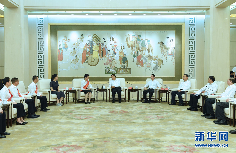 6月21日，廖俊波同志先進(jìn)事跡報告會在北京人民大會堂舉行。報告會前，中共中央政治局常委、中央書記處書記劉云山會見報告團(tuán)成員，代表習(xí)近平總書記，代表黨中央，向廖俊波同志家屬表示親切慰問，并頒發(fā)黨中央追授廖俊波同志&ldquo;全國優(yōu)秀共產(chǎn)黨員&rdquo;證書、獎?wù)?。新華社記者 饒愛民 攝