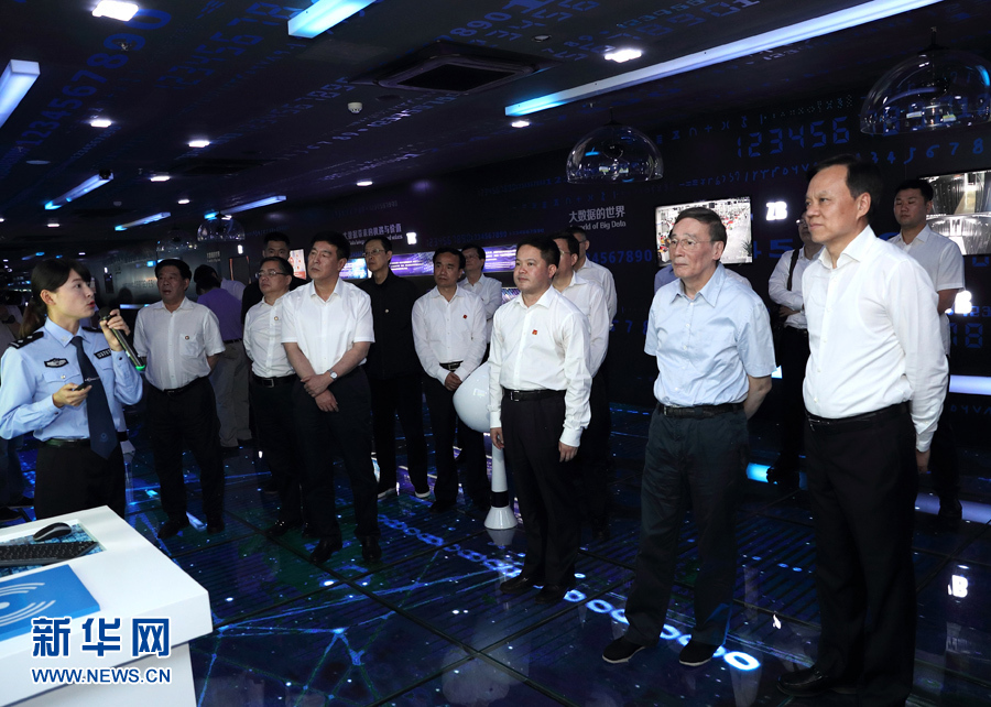 6月20日至22日，中共中央政治局常委、中央紀(jì)委書記王岐山在貴州省檢查紀(jì)檢監(jiān)察工作。這是6月21日，王岐山在調(diào)研期間考察貴陽大數(shù)據(jù)應(yīng)用展示中心。新華社記者 王曄 攝