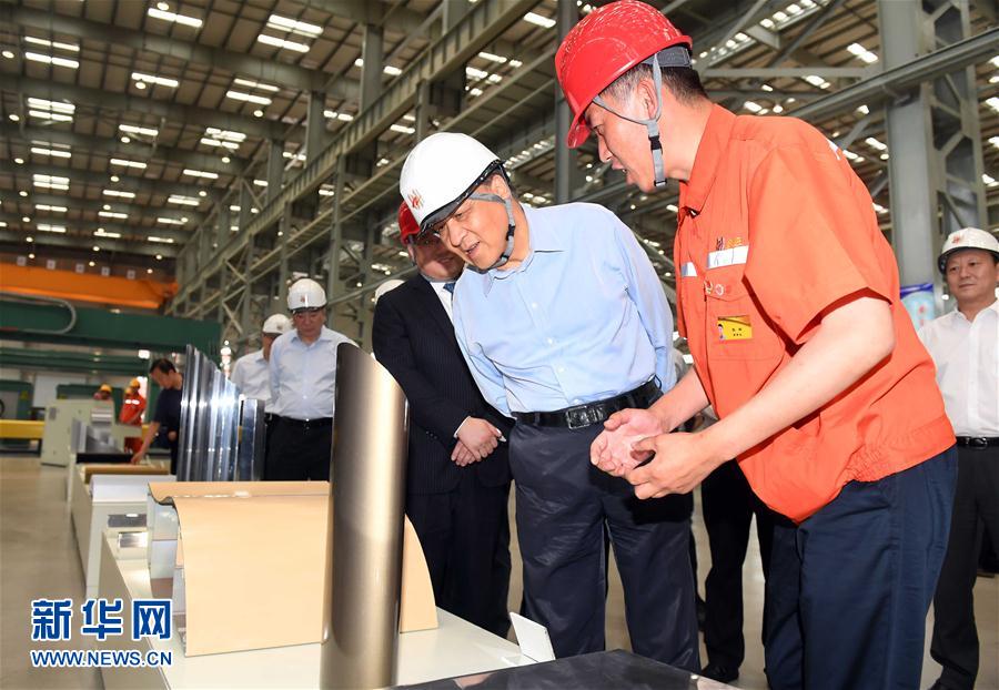 6月22日至24日，中共中央政治局常委、中央書記處書記劉云山在遼寧調(diào)研。這是6月22日，劉云山在營(yíng)口市忠旺鋁業(yè)公司調(diào)研。 新華社記者張鐸 攝