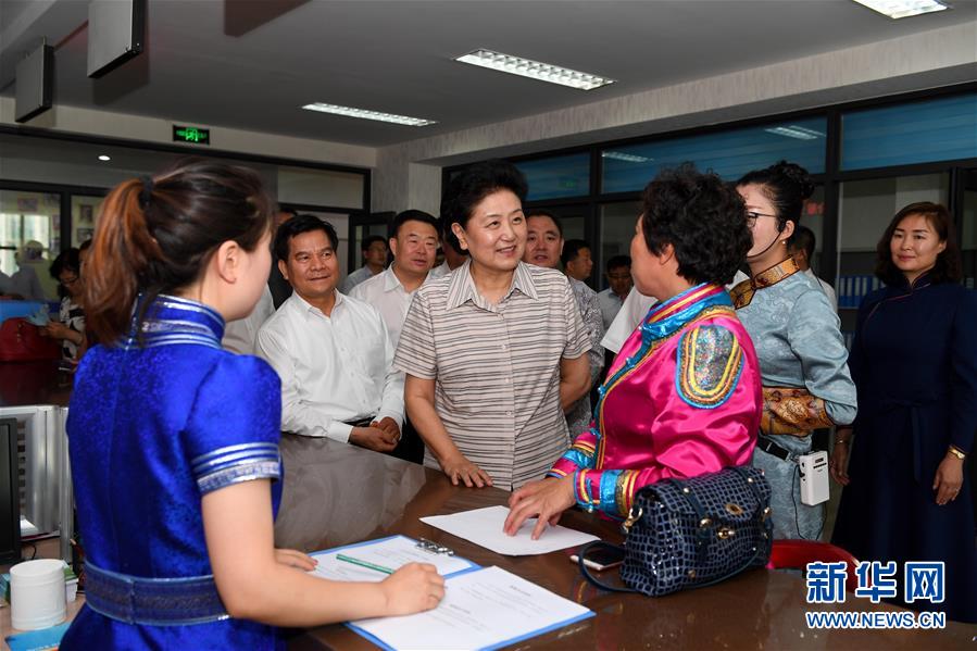 6月25日，全國(guó)民族團(tuán)結(jié)進(jìn)步創(chuàng)建經(jīng)驗(yàn)交流現(xiàn)場(chǎng)會(huì)在內(nèi)蒙古興安盟召開，中共中央政治局委員、國(guó)務(wù)院副總理劉延?xùn)|出席會(huì)議并講話。在內(nèi)蒙古期間，劉延?xùn)|考察內(nèi)蒙古人民代表會(huì)議舊址即&ldquo;五一會(huì)址&rdquo;，深入社區(qū)看望各族干部群眾。這是劉延?xùn)|在興安盟科右前旗興科社區(qū)與群眾交談。新華社記者 陳曄華 攝