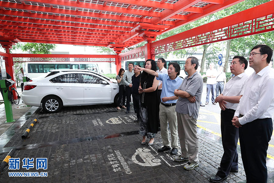 近日，中共中央政治局委員、國(guó)務(wù)院副總理馬凱在北京調(diào)研新能源汽車產(chǎn)業(yè)發(fā)展。這是7月4日，馬凱在北京深入新能源汽車充換電設(shè)施、充電服務(wù)平臺(tái)、分時(shí)租賃等單位調(diào)研。新華社記者 龐興雷 攝