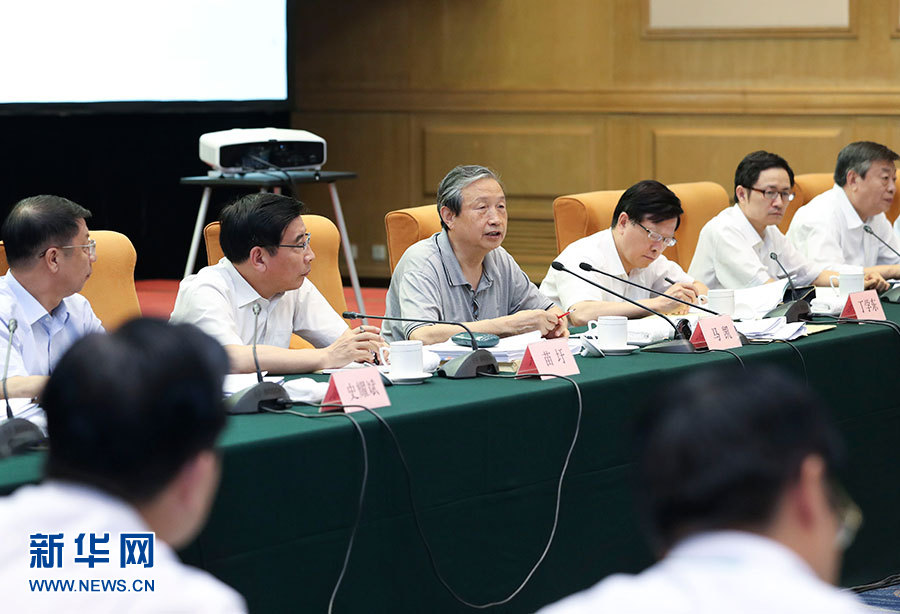 近日，中共中央政治局委員、國(guó)務(wù)院副總理馬凱在北京調(diào)研新能源汽車產(chǎn)業(yè)發(fā)展。這是7月4日，馬凱在北京深入新能源汽車充換電設(shè)施、充電服務(wù)平臺(tái)、分時(shí)租賃等單位調(diào)研，并主持召開推廣應(yīng)用座談會(huì)。新華社記者 龐興雷 攝