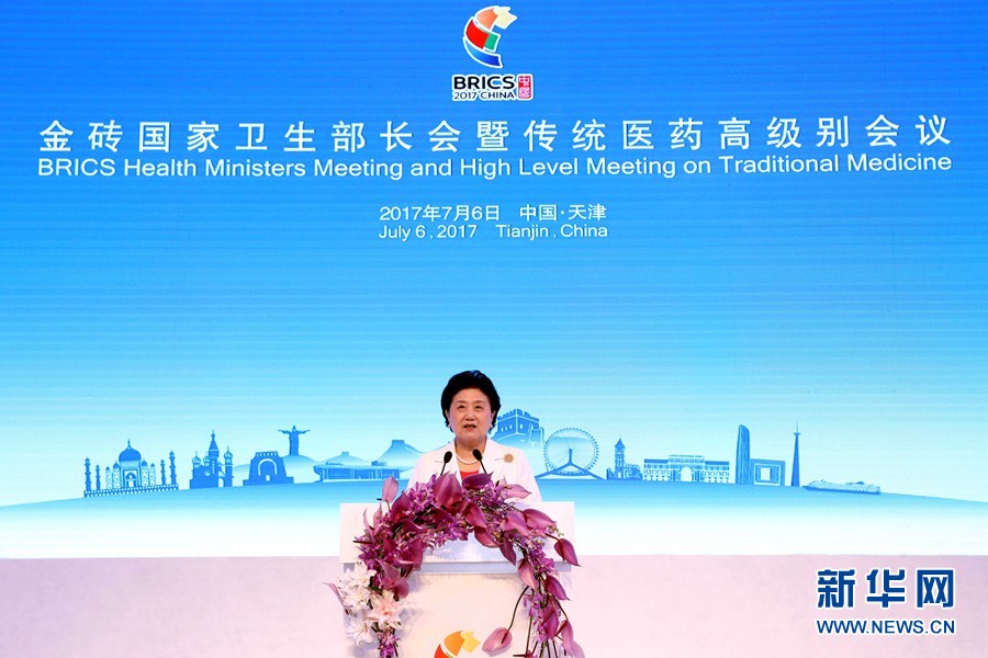 7月6日，金磚國家衛(wèi)生部長會暨傳統(tǒng)醫(yī)藥高級別會議在天津開幕。國家主席習(xí)近平發(fā)來賀信，對會議召開表示祝賀。國務(wù)院副總理劉延?xùn)|在開幕式上宣讀習(xí)近平的賀信并發(fā)表主旨演講。新華社記者 張玉薇 攝