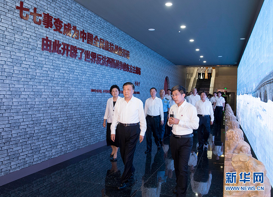 7月7日，紀(jì)念全民族抗戰(zhàn)爆發(fā)80周年儀式在中國(guó)人民抗日戰(zhàn)爭(zhēng)紀(jì)念館舉行。中共中央政治局常委、中央書記處書記劉云山出席儀式并講話。這是儀式后，劉云山參觀《全民抗戰(zhàn)偉大壯舉&mdash;&mdash;紀(jì)念全民族抗戰(zhàn)爆發(fā)80周年專題展覽》。 新華社記者丁林?jǐn)z