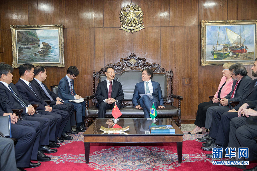 7月11日，在巴西首都巴西利亞，中共中央書記處書記、全國政協(xié)副主席杜青林（中左）會見巴西參議院議長歐尼西奧&middot;奧利維拉（中右）。新華社記者李明攝