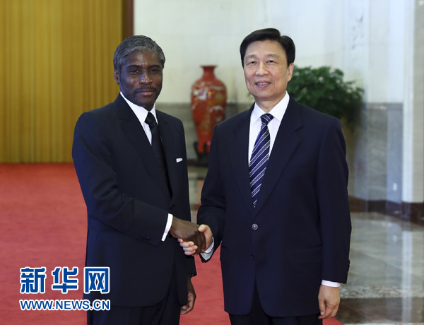 7月13日，中國國家副主席李源潮在北京人民大會堂與赤道幾內(nèi)亞副總統(tǒng)曼格會談。 新華社記者 謝環(huán)馳 攝