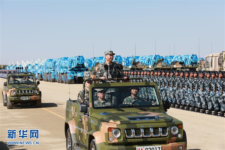 7月30日上午，慶祝中國(guó)人民解放軍建軍90周年閱兵在朱日和聯(lián)合訓(xùn)練基地隆重舉行。中共中央總書記、國(guó)家主席、中央軍委主席習(xí)近平檢閱部隊(duì)并發(fā)表重要講話。這是習(xí)近平乘車檢閱部隊(duì)。新華社記者 李剛 攝