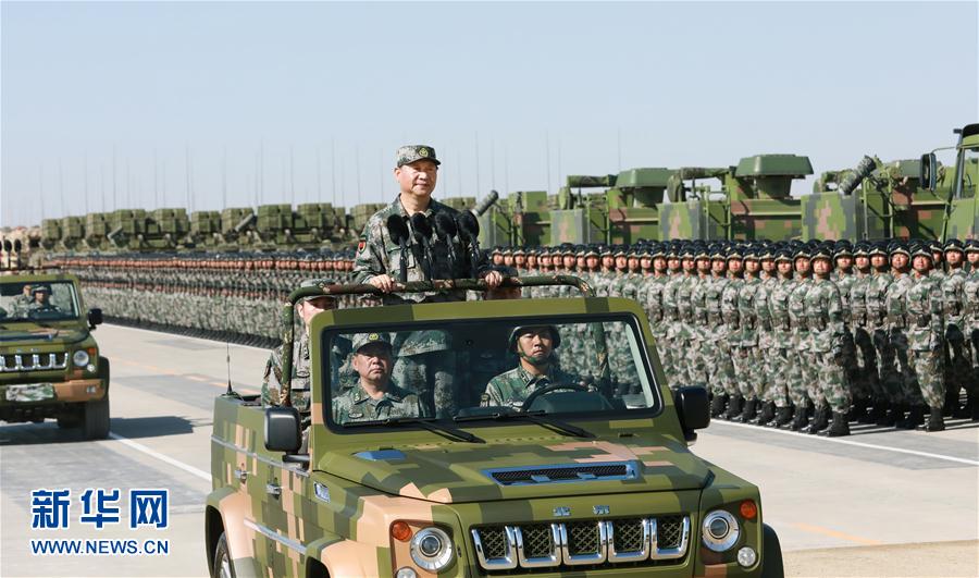 7月30日上午，慶祝中國(guó)人民解放軍建軍90周年閱兵在朱日和聯(lián)合訓(xùn)練基地隆重舉行。中共中央總書記、國(guó)家主席、中央軍委主席習(xí)近平檢閱部隊(duì)并發(fā)表重要講話。這是習(xí)近平乘車檢閱部隊(duì)。新華社記者 李剛 攝