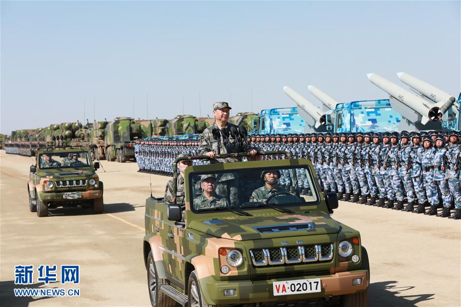 7月30日上午，慶祝中國(guó)人民解放軍建軍90周年閱兵在朱日和聯(lián)合訓(xùn)練基地隆重舉行。中共中央總書記、國(guó)家主席、中央軍委主席習(xí)近平檢閱部隊(duì)并發(fā)表重要講話。這是習(xí)近平乘車檢閱部隊(duì)。新華社記者 李剛 攝