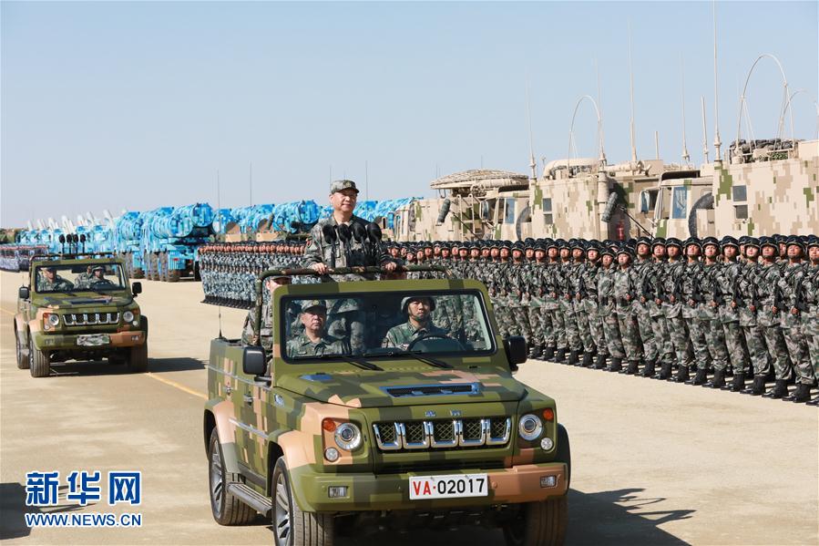 7月30日上午，慶祝中國(guó)人民解放軍建軍90周年閱兵在朱日和聯(lián)合訓(xùn)練基地隆重舉行。中共中央總書記、國(guó)家主席、中央軍委主席習(xí)近平檢閱部隊(duì)并發(fā)表重要講話。這是習(xí)近平乘車檢閱部隊(duì)。新華社記者 李剛 攝