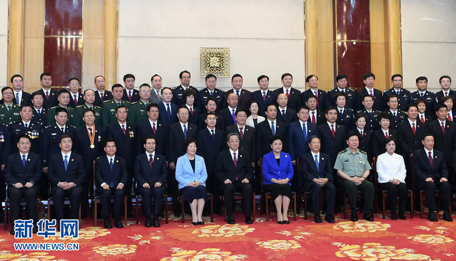 8月7日，中共中央政治局常委、全國(guó)政協(xié)主席、中央代表團(tuán)團(tuán)長(zhǎng)俞正聲率代表團(tuán)部分成員分別赴內(nèi)蒙古軍區(qū)、武警內(nèi)蒙古總隊(duì)、武警內(nèi)蒙古森林總隊(duì)慰問(wèn)，并會(huì)見(jiàn)自治區(qū)政法干警代表。這是俞正聲會(huì)見(jiàn)自治區(qū)政法干警代表并合影。新華社記者 張領(lǐng) 攝