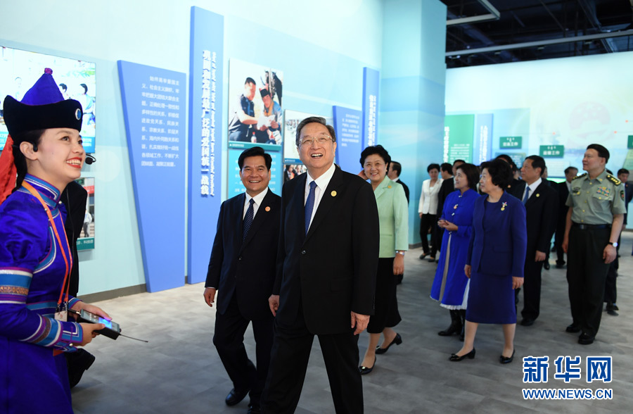 8月7日，中共中央政治局常委、全國(guó)政協(xié)主席、中央代表團(tuán)團(tuán)長(zhǎng)俞正聲率代表團(tuán)全體成員來(lái)到內(nèi)蒙古展覽館，參觀(guān)《守望相助團(tuán)結(jié)奮斗&mdash;&mdash;慶祝內(nèi)蒙古自治區(qū)成立70周年展覽》。 新華社記者 張領(lǐng) 攝